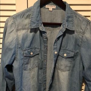 ⬇️ Chambray button down